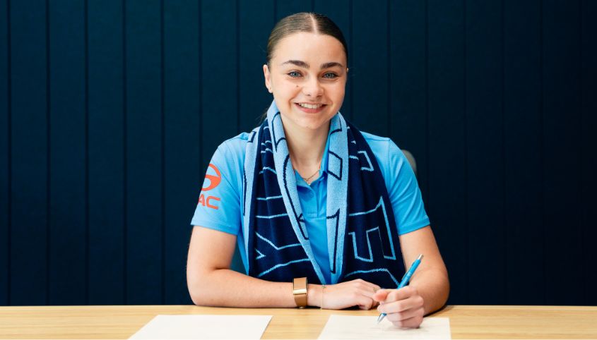 Amy Chessari signing Sydney FC contract