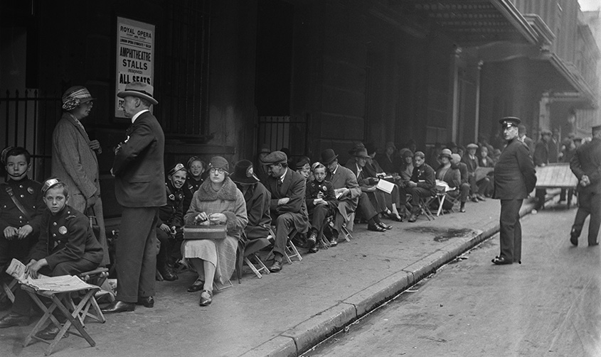 Crowds line up in London for Nellie Melba.